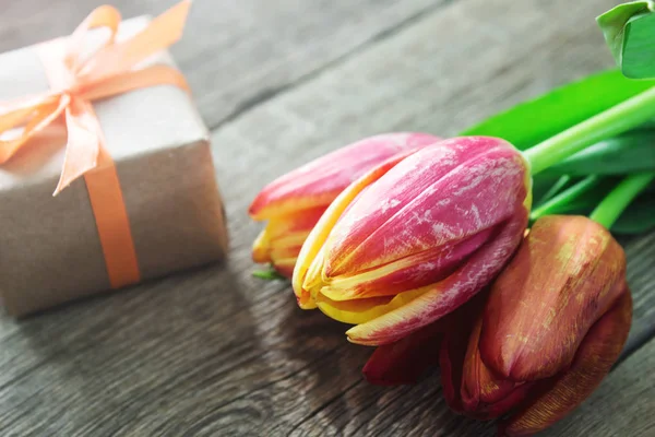 Roze Tulpen Doos Van Gift Houten Tafel — Gratis stockfoto