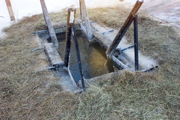 Sur Rivière Gelée Percer Trou Dans Glace Pour Baigner Jour — Photo gratuite