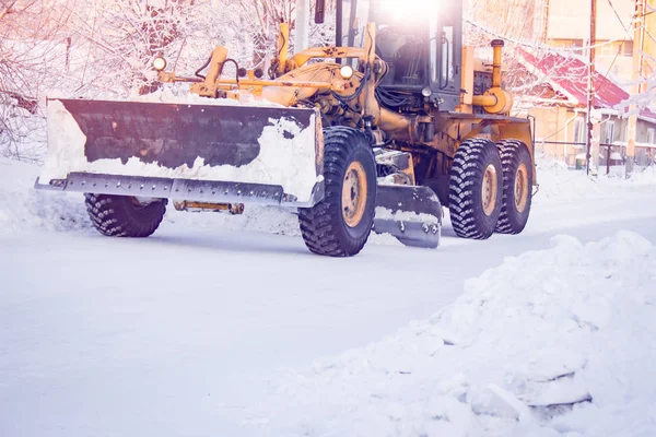 トラクター除雪機が雪の街をクリアします — ストック写真