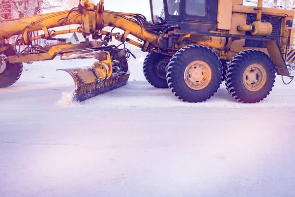 トラクター除雪機が雪の街をクリアします — ストック写真
