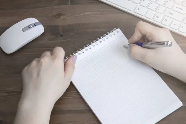 Frauenhand Mit Stift Auf Notizbuch Schreiben — Stockfoto