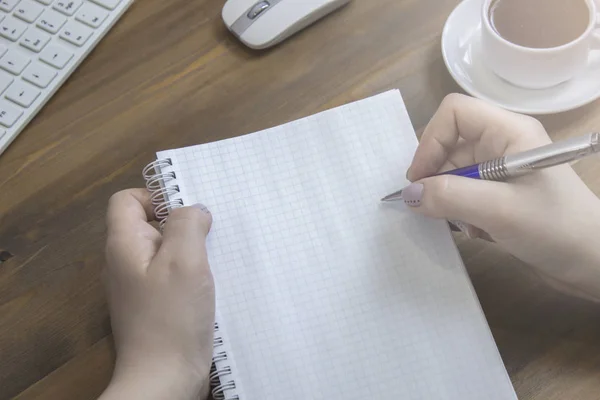 Frauenhand Mit Stift Auf Notizbuch Schreiben — Stockfoto