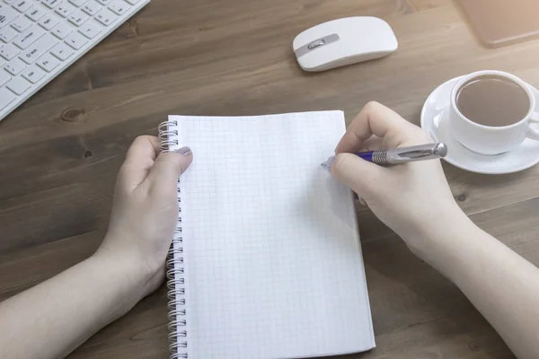 Von Oben Frauenhandschrift Leerem Notizblock Auf Schreibtisch Tastatur Büro Kaffeetasse — Stockfoto