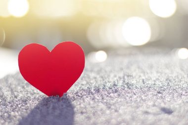 Parlak parlaklık arka plan üzerinde kırmızı kalp