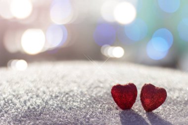 Parlak ışık arka plan üzerinde iki kalp