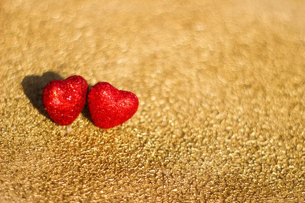 Altın arka plan, soyut üzerinde iki kırmızı kalp
