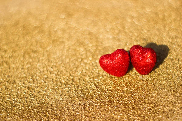 Twee Rood Hart Een Gouden Achtergrond Abstract — Stockfoto