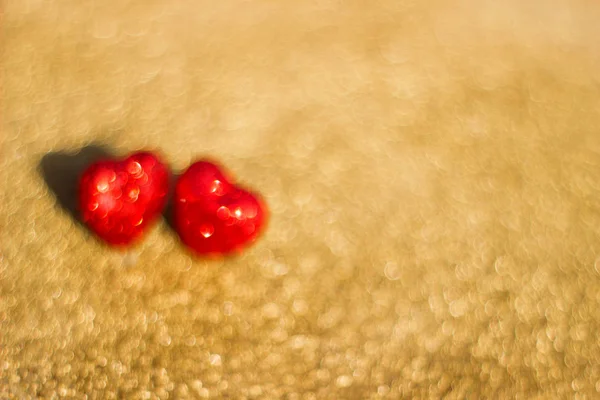 Розмитий Фон Два Червоних Серця Золотому Фоні — стокове фото