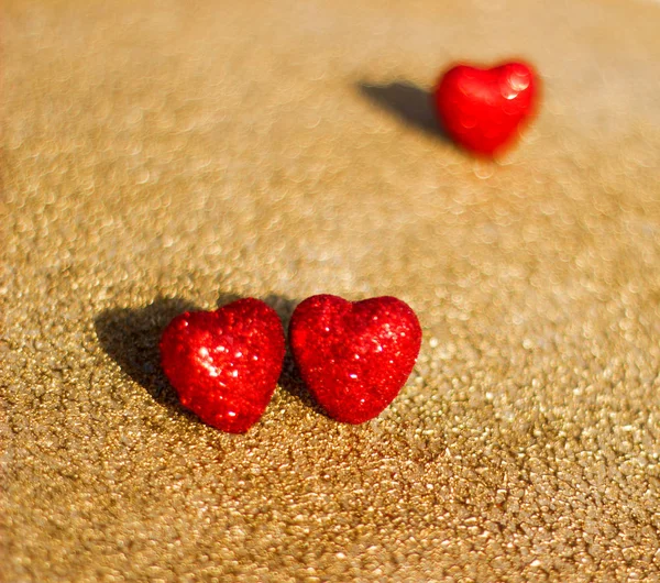 Trei Inimi Roșii Fundal Aur Abstract — Fotografie, imagine de stoc
