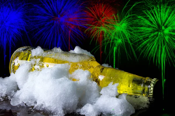 Sticlă Bere Zăpadă Fundalul Focurilor Artificii — Fotografie, imagine de stoc