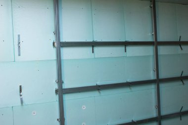 Binanın içinde ve bitmemiş izolasyonlu duvar tamir