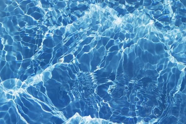 Bella Acqua Limpida Piscina Che Riflette Sole — Foto stock gratuita