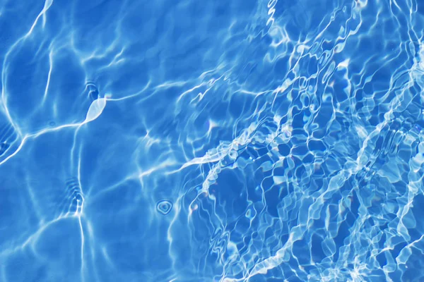 有阳光反射的游泳池中的水 — 图库照片