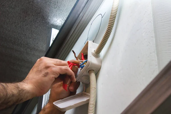 Elektrikçi elektrik tel yalıtır. Elektrik tesisat