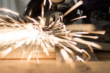 Objektifin uçan sparks zımpara ile çalışmak