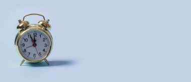 Mavi bir arka plan üzerinde altın saat