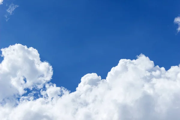 Blauer Himmel Große Wolke Nähert Sich Abruptem Wetterwechsel — Stockfoto