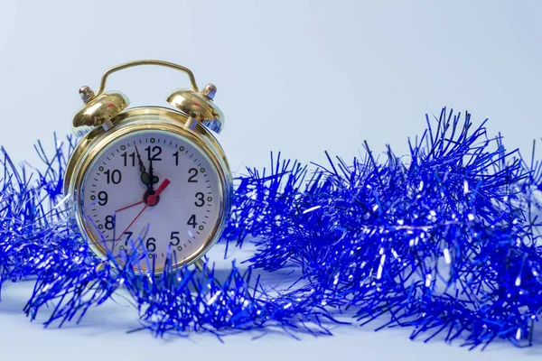 Reloj Dorado Sobre Fondo Azul Con Oropel Azul — Foto de Stock