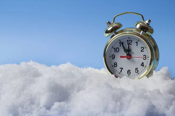 Годинник Снігу Синьому Фоні — стокове фото