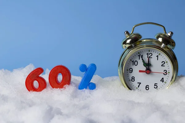 Концепція Зимових Знижок Годинник Цифри Відсотків Снігу Синьому Фоні — стокове фото