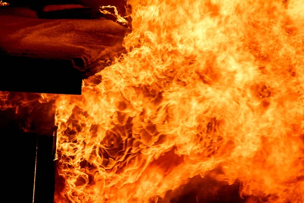 Yangın. eski ahşap evi yanan