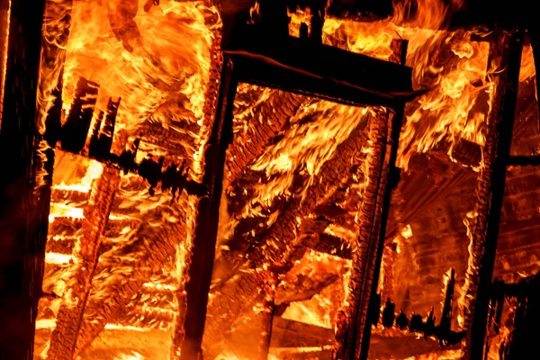 Yangın. eski ahşap evi yanan