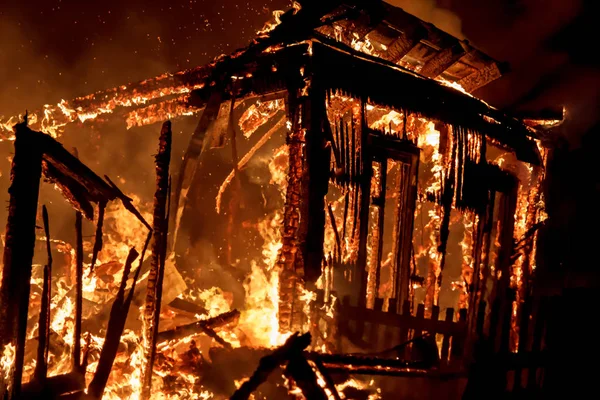 Foc Arderea Vechii Case Din Lemn — Fotografie de stoc gratuită