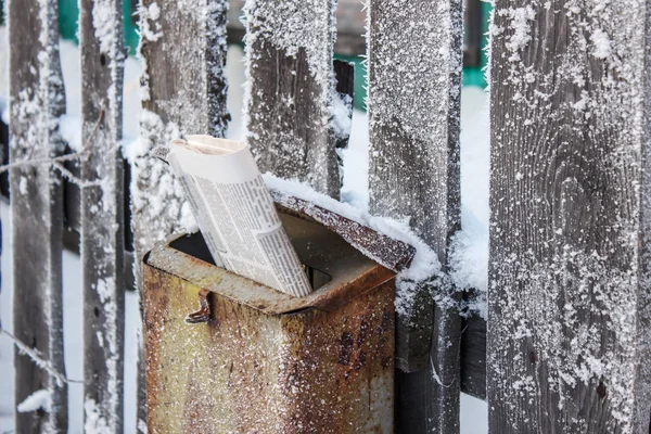 Posta kutusu gazete sokakta kışın ile