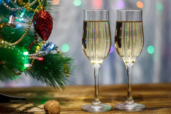 Două Pahare Șampanie Lângă Pomul Crăciun Masă — Fotografie, imagine de stoc