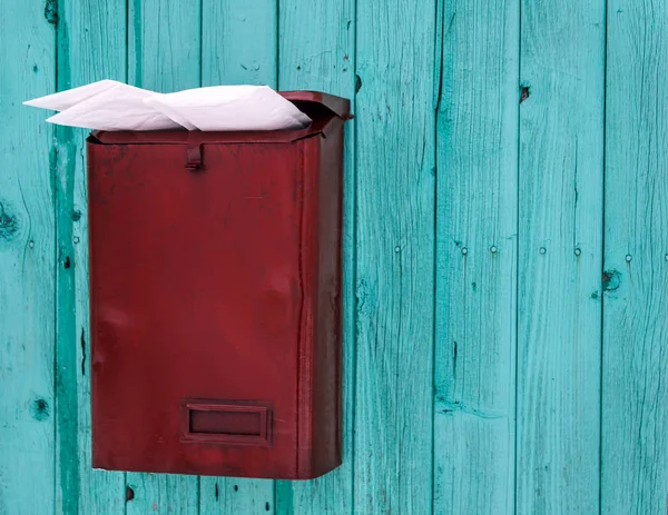 Kotak Pos Merah Yang Penuh Dengan Surat Dinding Kayu Biru — Stok Foto