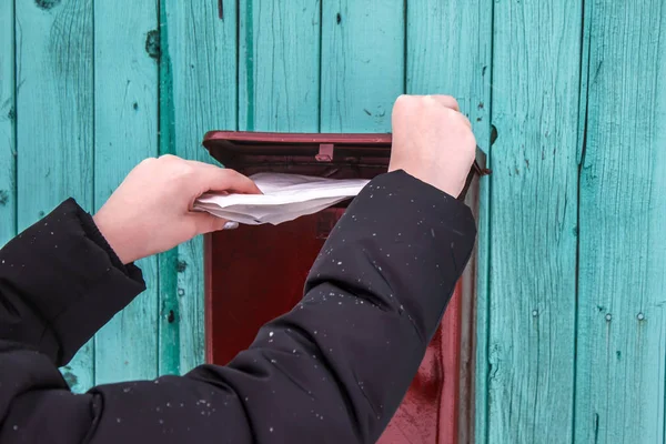 Orang Itu Mengambil Surat Dari Kotak Surat — Stok Foto