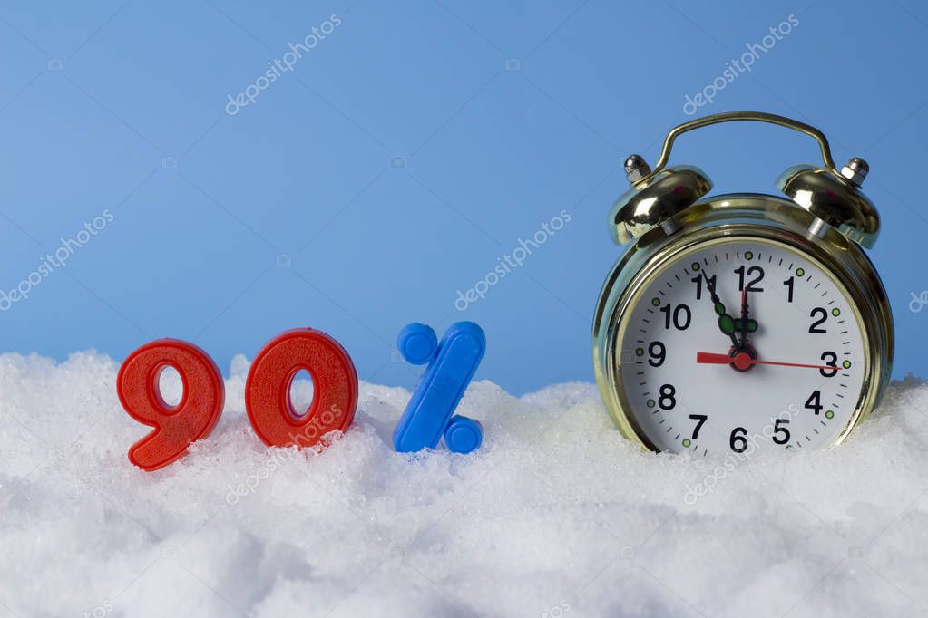 Concetto Sconti Invernali Orologio Numeri Del Cento Nella Neve Sfondo -  Foto Stock: Foto, Immagini © vapm 184794456