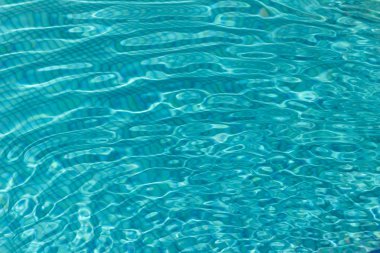 Havuzda suyun yüzeyine. Su doku