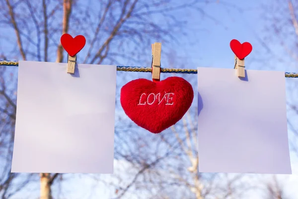 Hati Dengan Dua Foto Kertas Tergantung Pada Tali Clothespins Terpasang — Foto Stok Gratis