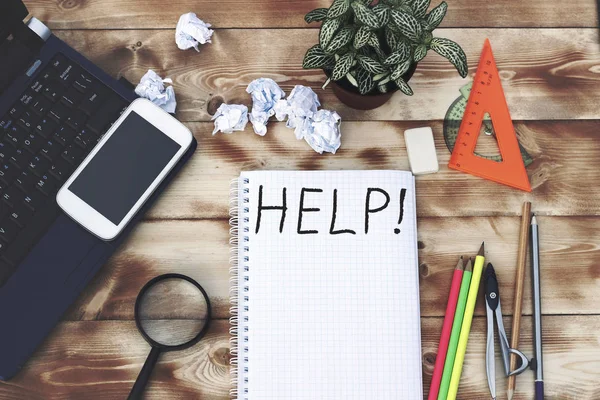 Hilfetext Auf Notizblock Blume Telefon Lupe Bleistift Auf Dem Tisch — kostenloses Stockfoto