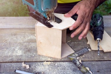 Marangoz ahşap, Makineli oyma testereleri ile çalışır bir lodge olun. el sanatları