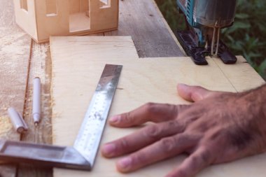 Marangoz ahşap, Makineli oyma testereleri ile çalışır bir lodge olun. el sanatları