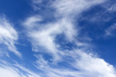 Mavi gökyüzü bulutlu, gerçek atış puro şeklinde bir Ufo bulutlar, arkasında silüeti