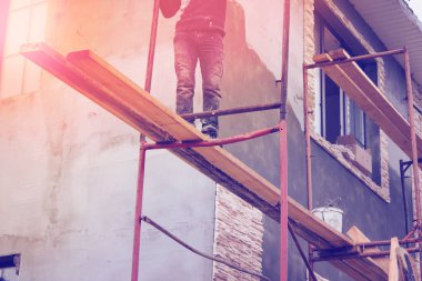 Oluşturucu iskele yüksek yerden toplanır