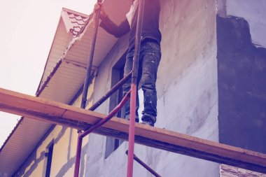 Oluşturucu iskele yüksek yerden toplanır