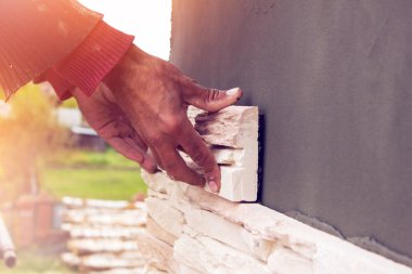 Çimento suni taş duvar ev koyar