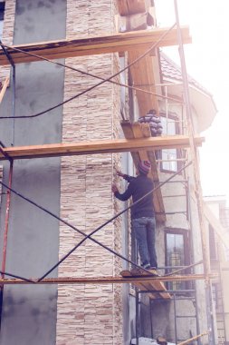 Çimento suni taş duvar ev koyar