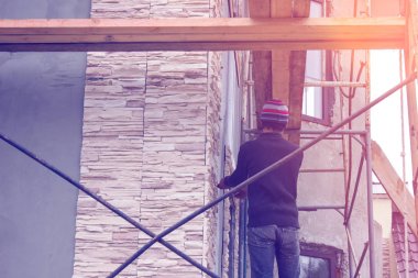 Çimento suni taş duvar ev koyar