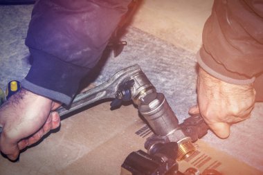 Evde Isıtma sisteminin kurulumu. Sıhhi tesisat iş