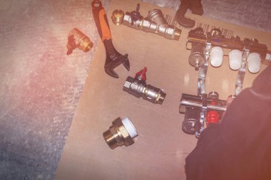 Evde Isıtma sisteminin kurulumu. Sıhhi tesisat iş