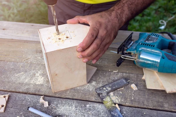 Carpintero Hacen Casita Madera Trabaja Con Taladro Embarcación — Foto de Stock