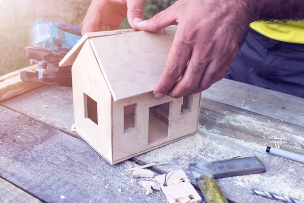 大工さんは 家の屋根を作る木材で作られた家を作る — ストック写真