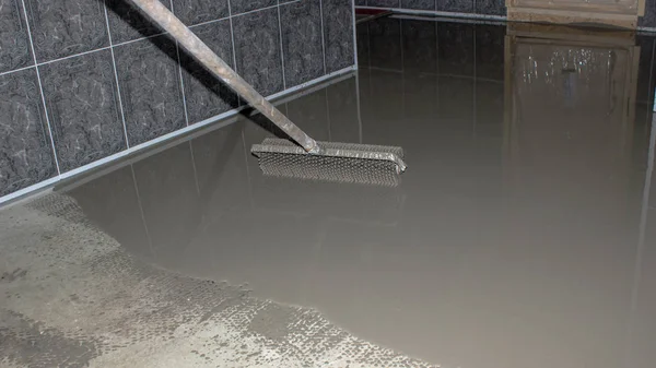 Zemin tesviye. Kendi seviyelendirme bir karışımla zemin doldurma