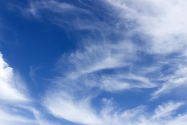 Blauer Himmel Mit Wirbelnden Wolken Wetterumschwünge — Stockfoto