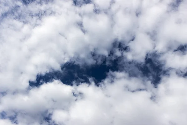 Nuvole Bianche Nello Spazio Cielo Blu Profondo — Foto Stock